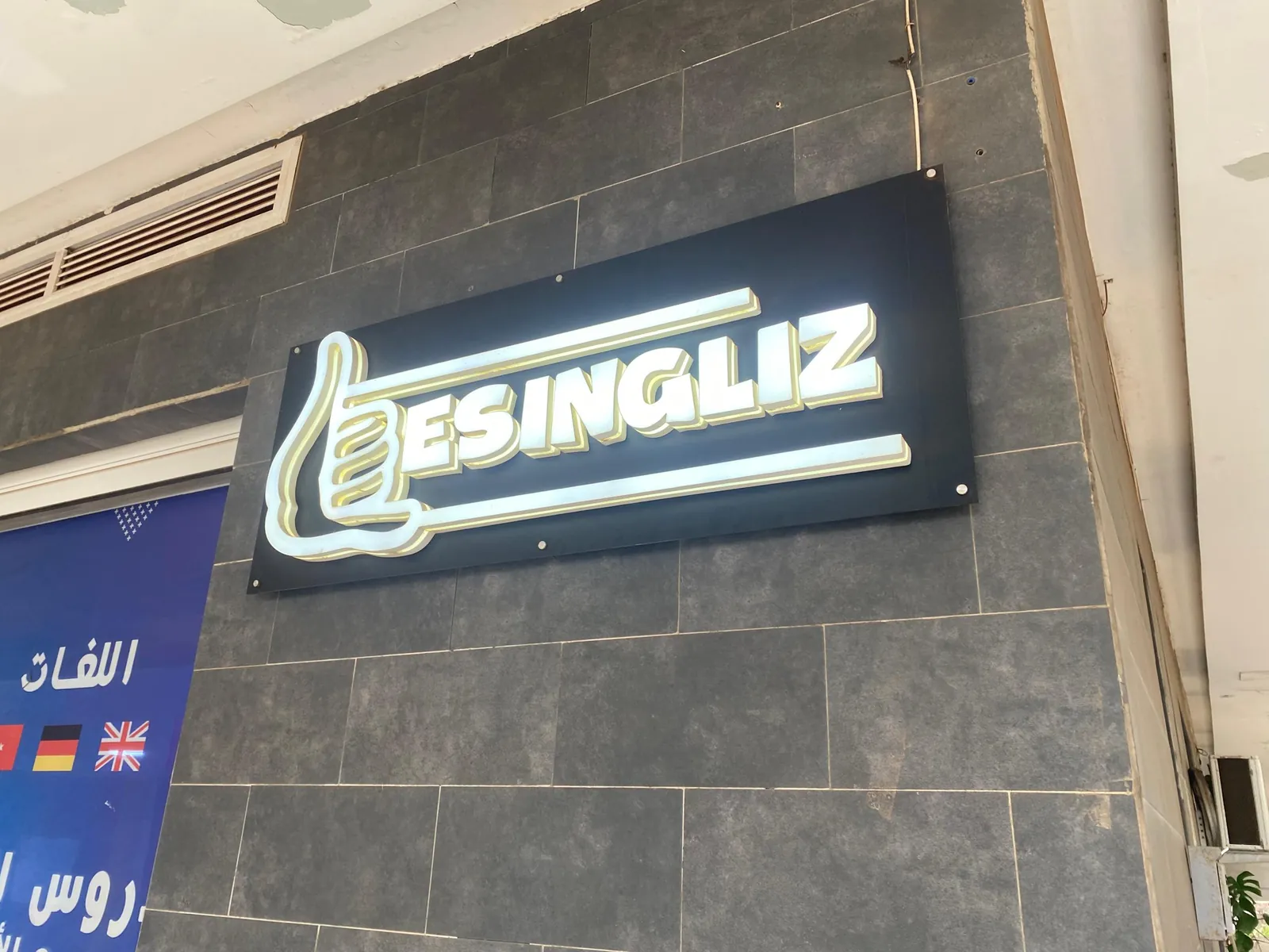 Enseigne lumineuse en façade réalisée par DZign Store