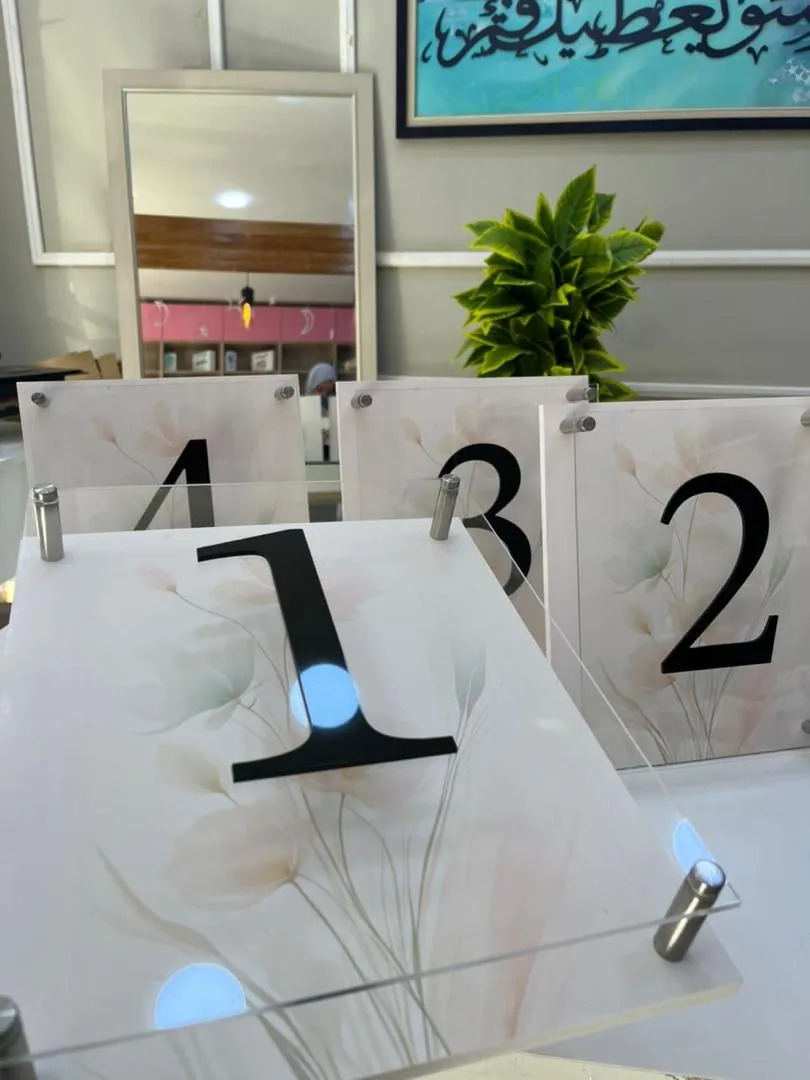 Numéros de table en acrylique réalisés par DZign Store